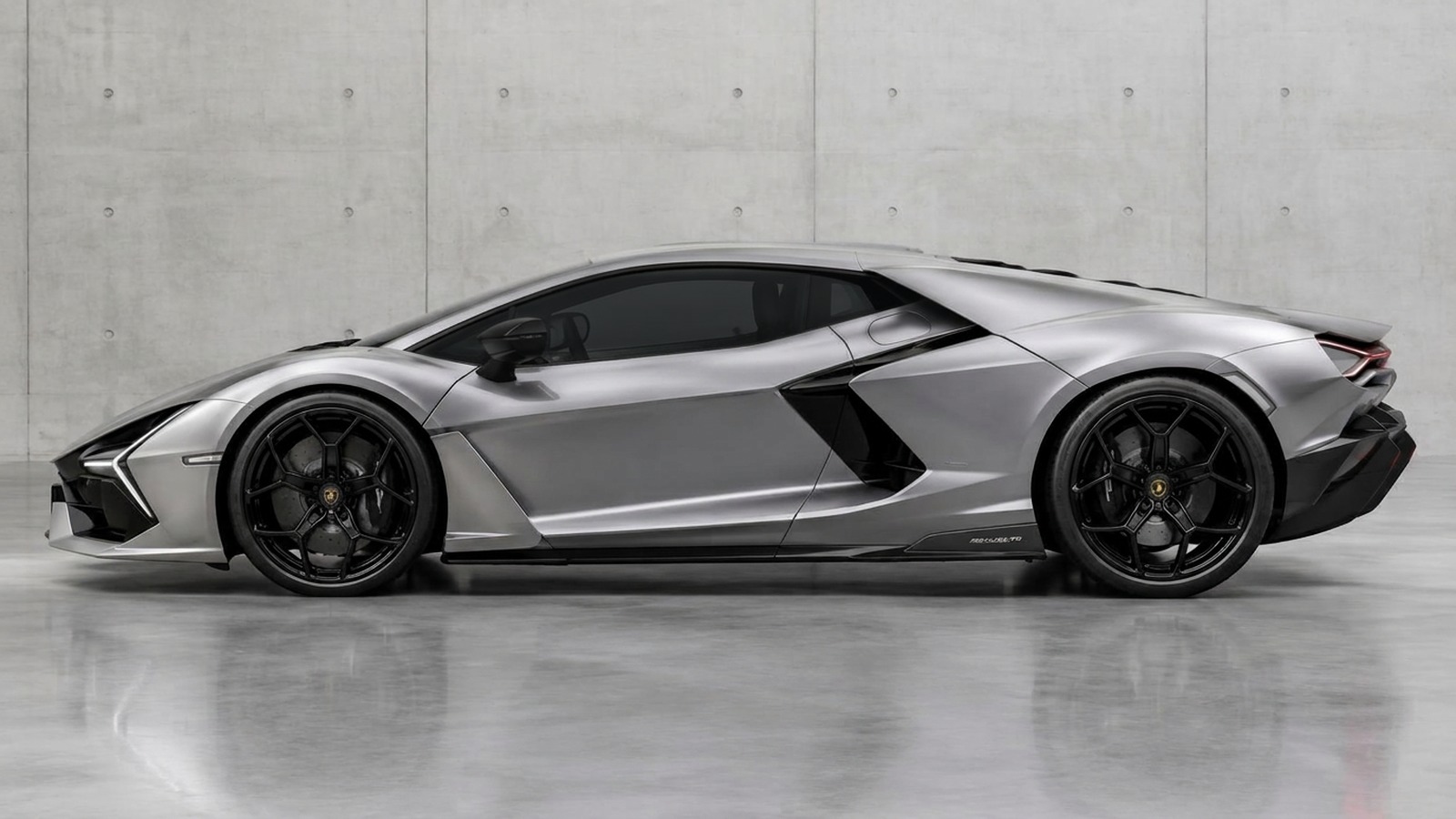 Lamborghini Revuelto — Signature tint